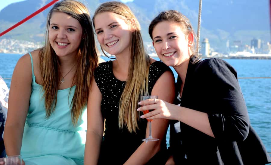 Cape Town: 1-Hour Pre-Sunset Champagne Cruise - Who should book this hour on the water?
