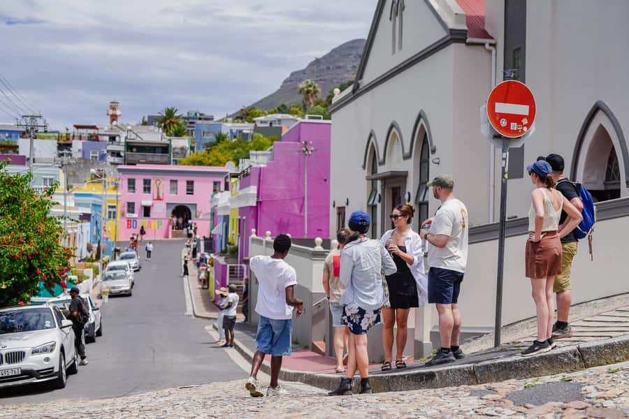 Cape Town: Art, Culture & History Walking Tour - Starting at Bo-Kaap Deli and entering Bo-Kaap