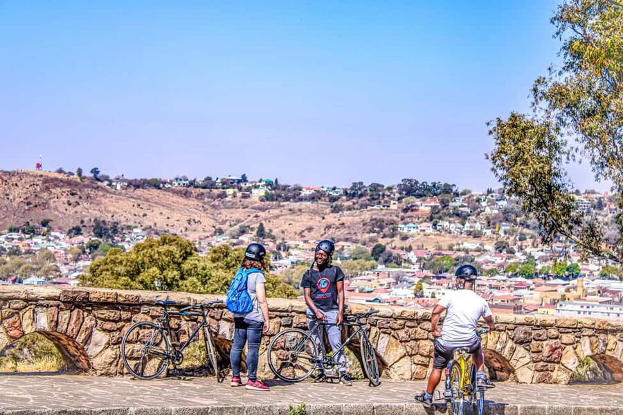 Cape Town: bicycle or E-scooter History Tour with Coffee - Coffee, water, and the $58 price