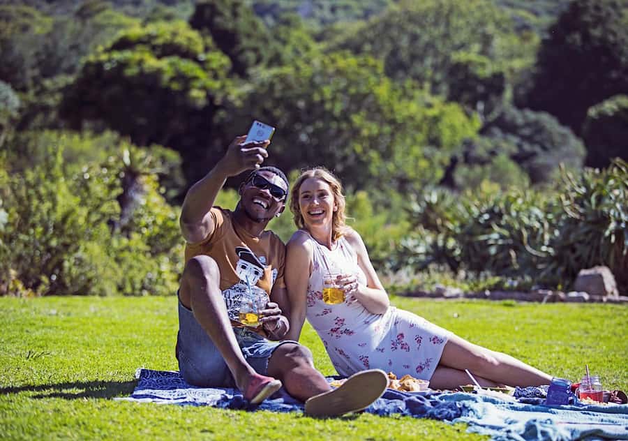Cape Town: Full-Day Kirstenbosch, Bo-Kaap, and Penguins Tour - Crosses, ostriches, and the road north
