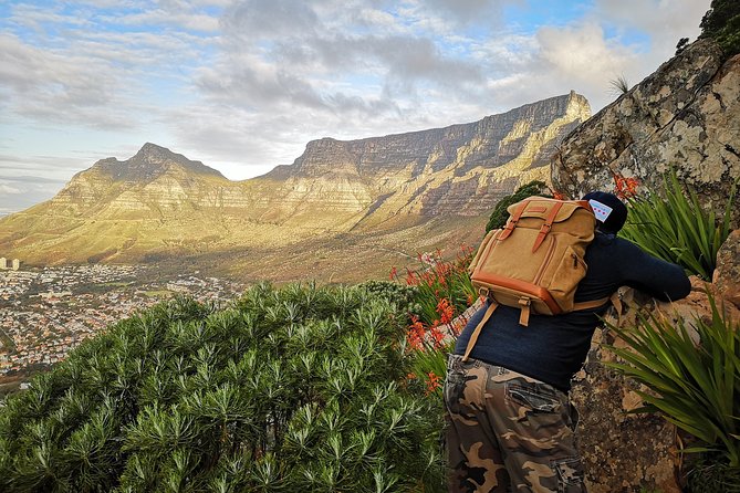 Cape Town: Lion's Head Sunset Hike - Sunset above Table Mountain and the ocean
