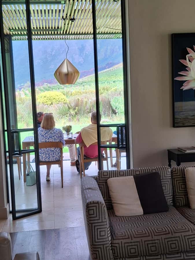 CUSTOMISED PRIVATE WINE TOUR WITH LUNCH - CAPE TOWN - Choosing lunch without losing the afternoon