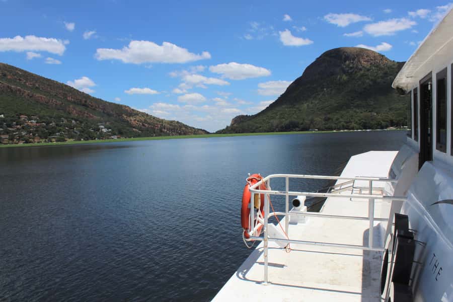 Hartbeespoort Dam: The Luxury Alba Boat Cruise with Food - Hot food, dessert, and the cash bar