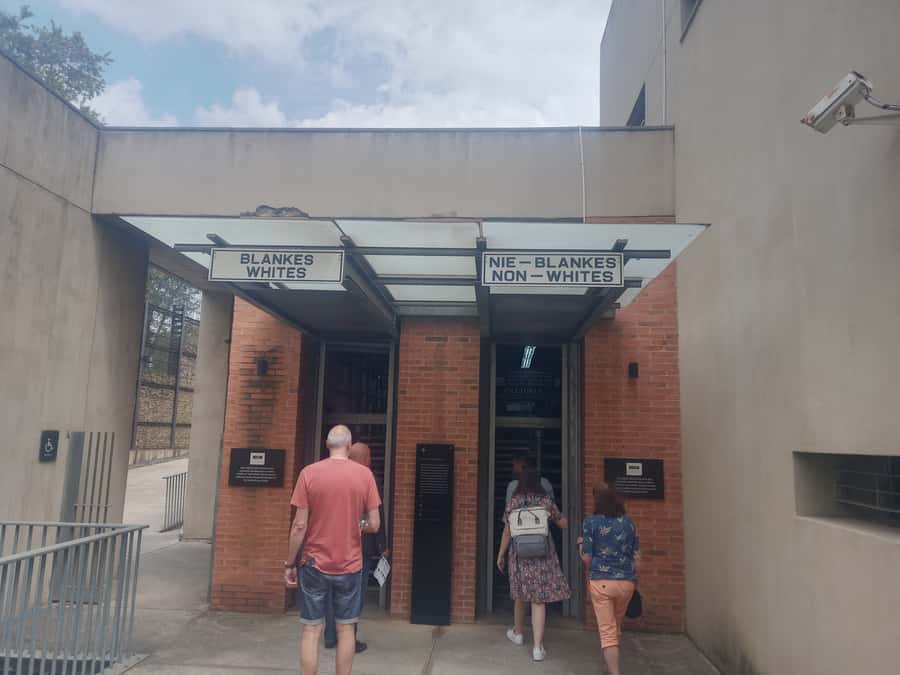 Johannesburg: Private Guided City Tour with Apartheid Museum - 12:30 and two hours at the Apartheid Museum