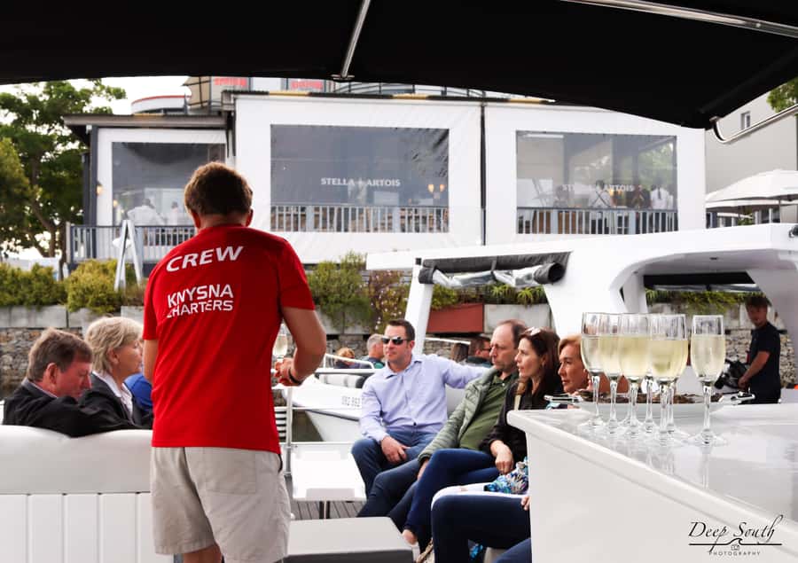 Knysna Lagoon: Boat Cruise with Oyster & White Wine Tasting - Learning what makes an oyster different