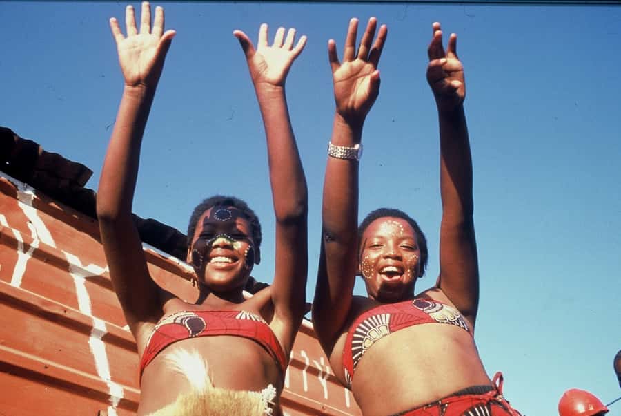 Plettenberg Bay: Qolweni Township Cultural Walking Tour - Walking through Qolweni with context