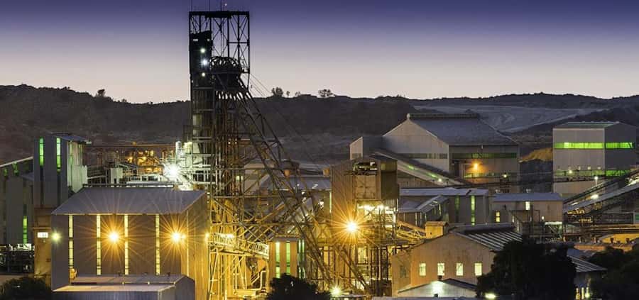 Pretoria: Cullinan Surface Diamond Mine Walking Tour - The difference between a working mine and a surface visit
