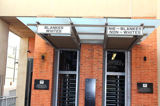 Soweto and Apartheid Museum Guided Tour - Guide Quality, Vehicles, and Group Size